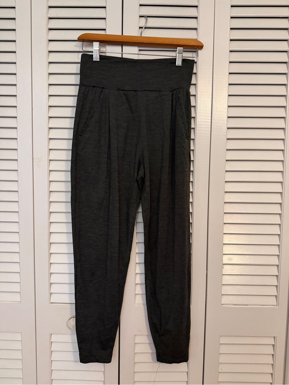 Vuori Dark Charcoal/green heather High-Rise Track Joggers